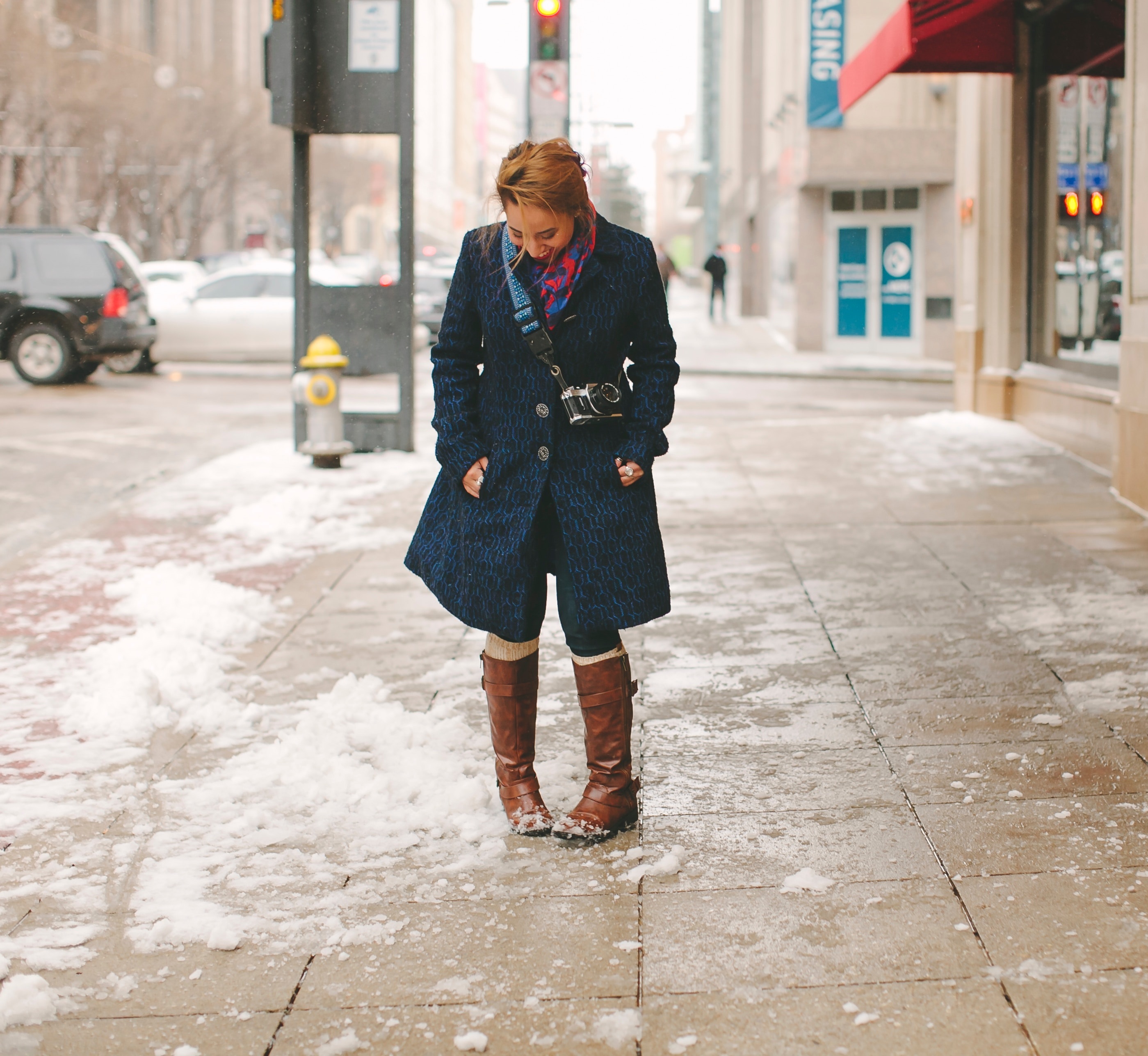 Rain clothing. Пожилой мужчина в пальто в снегопад. Американский актер пальто снег мост.